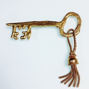 Винтажная брошь от Jeanne в форме ключа с кисточкой