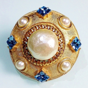 Винтажная брошь от Accessocraft с барочным жемчугом и кристаллами