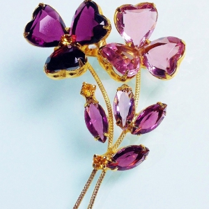 Винтажная брошь от Juliana в форме цветка аметистового и пурпурного цвета