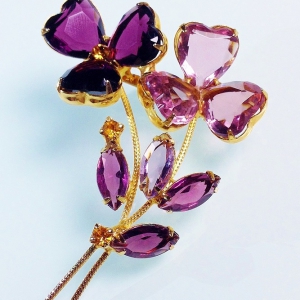 Винтажная брошь от Juliana в форме цветка аметистового и пурпурного цвета