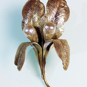 Винтажная брошь от Hobe в форме цветка Ириса с барочным жемчугом