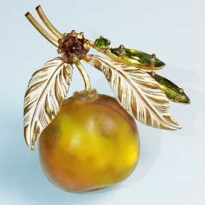 Винтажная брошь от Austria в форме ветви с яблоком жёлтого цвета