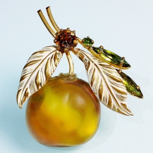 Винтажная брошь от Austria в форме ветви с яблоком жёлтого цвета