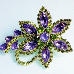 Винтажная брошь от Juliana в форме цветка лавандового и оливкового цвета