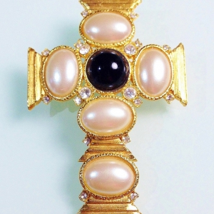 Винтажная брошь в форме креста с искусственным жемчугом и кристаллами
