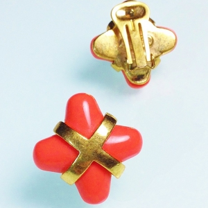 Винтажные клипсы от Replica в форме крестов кораллового цвета