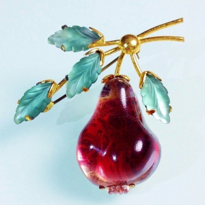 Винтажная брошь от Austria в форме ветви с грушей персиково-малинового цвета