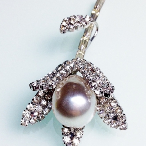 Винтажная брошь от Weiss в форме цветка с барочным жемчугом и кристаллами