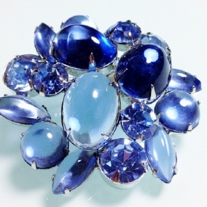 Винтажная брошь от Weiss с кабошонами и кристаллами нежно-голубого цвета