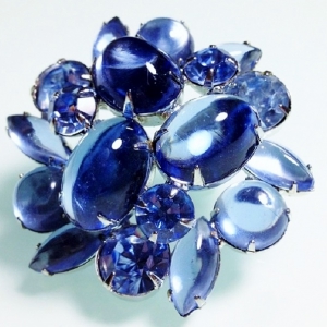 Винтажная брошь от Weiss с кабошонами и кристаллами нежно-голубого цвета