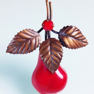 Винтажная брошь от Austria в форме ветви с грушей карминового цвета
