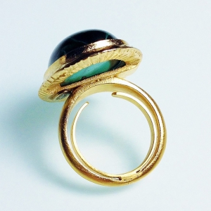 Кольцо от Kenneth Jay Lane с кабошоном изумрудного цвета 