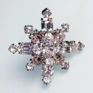 Винтажная брошь от Kramer в форме креста-снежинки с австрийскими кристаллами