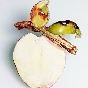 Винтажная брошь от Fabrice Paris в форме яблочка с червивыми листиками