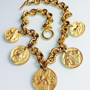 Винтажное колье от Anne Klein с чармами-медальонами в геральдическом стиле