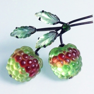 Винтажная брошь от Austria в форме ветви с малинками оливково-мятного и карминового цвета