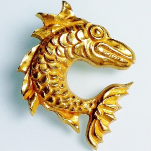 Винтажная брошь от Arthus Bertrand в виде рыбы-дракона