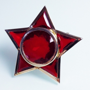 Винтажная брошь в форме звезды темно-красного цвета
