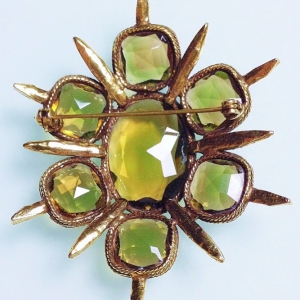 Винтажная брошь от Accessocraft в форме креста оливкового цвета