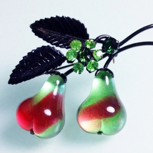 Винтажная брошь от Austria в форме ветви с грушами оливкового и карминового цвета