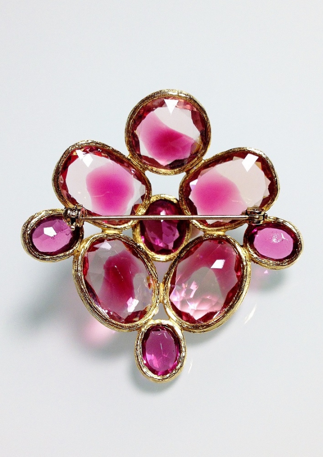 Золотое кольцо малина. Брошь Accessocraft. Брошь с розовыми кристаллами. Брошь с розовым кварцем. Бижутерия малинового цвета.