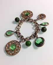 Винтажный чарм-браслет от "Germany" с ограненными чармами с зелеными стеклами и шариками из бакелита