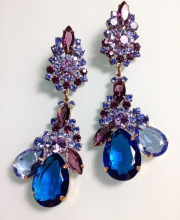Женственные серьги от "Lilien Czech" с кристаллами синего, голубого и пурпурного цвета
