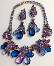 Колье и серьги от "Lilien Czech" с кристаллами синего, голубого, пурпурного и цвета лаванды