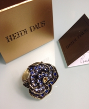 Кольцо от ''Heidi Daus'' с анютиными глазками, размер 7 USA