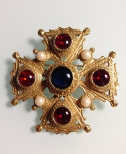 Винтажная брошь Мальтийский крест с кабошонами и жемчугом