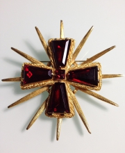 Винтажная брошь в форме креста с шипами красного цвета