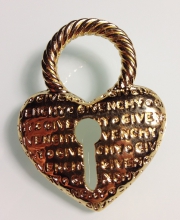 Винтажная брошь от Givenchy в форме замочка-сердца