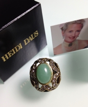 Кольцо от ''Heidi Daus'' с кабошоном имитирующим нефрит, размер 7 USA