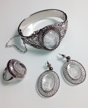 Винтажный браслет-клампер, серьги и кольцо от "Whiting & Davis" с камеей в стекле (Intaglio)