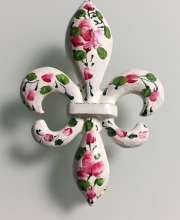 Геральдическая брошь "Fleur de lis" от "Jeanne" с цветочным принтом