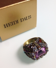 Кольцо от "Heidi Daus" с кристаллом аметистового цвета прямоугольной огранки