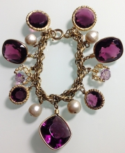 Винтажный чарм-браслет от "Germany" с чармами пурпурного цвета и барочным жемчугом
