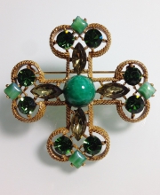 Винтажная брошь от ''Capri'' в форме креста ''боттонни'' в зеленых оттенках