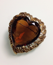 Винтажная брошь от "BSK" с кристаллом в форме сердца