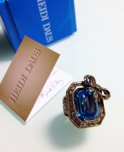 Кольцо от Heidi Daus с кристаллом голубого цвета и бантиком, размер 8 USA