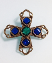 Винтажная брошь от "Accessocraft" в форме креста с кристаллами изумрудного и сапфирового цвета