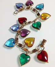 Винтажный чарм-браслет от ''Warner'' с многоцветными чармами в форме сердец