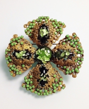 Винтажная брошь от Miriam Haskell в форме креста оливково-зеленого цвета