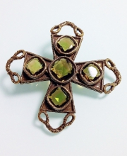 Винтажная брошь от Accessocraft в форме креста с кристаллами оливкового цвета