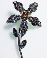 Винтажная брошь от ''Austria'' в форме цветка серо-дымчатого цвета