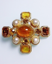 Винтажная брошь от Yosca в форме креста с кабошоном, жемчугом и кристаллами