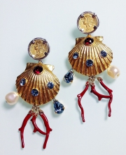 Клипсы от Dolce&Gabbana с монетками и морскими раковинами