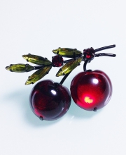 Винтажная брошь от Austria в форме ветви с вишнями красного цвета