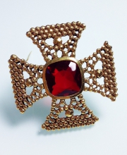 Винтажная брошь от Accessocraft в форме креста с кристаллом красного цвета