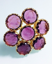 Винтажная брошь от Goldette с камеями (Intaglio) аметистового цвета